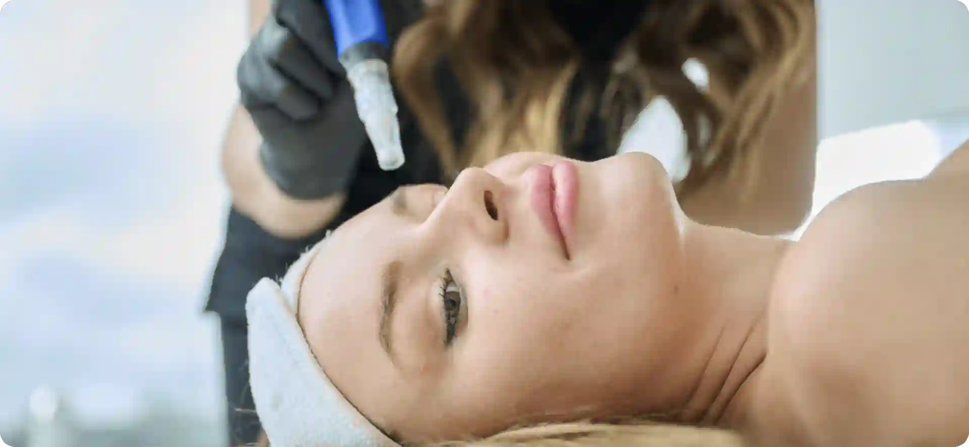 How Do Microneedles Trigger New Collagen and Elastin in Loose Skin Fulham?